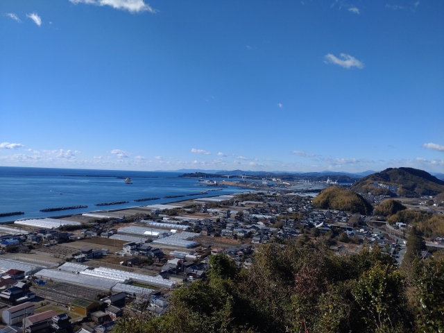 第３２番「禅師峰寺」快晴の中、境内から浦戸大橋方向を望む。