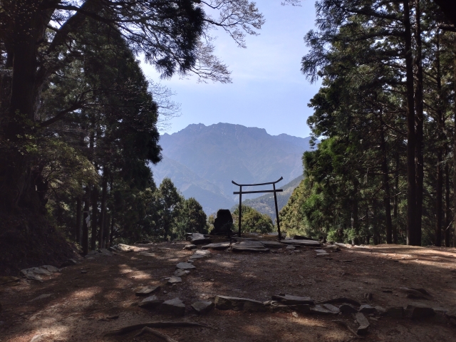 「星ケ森」より「石鎚山」を望む