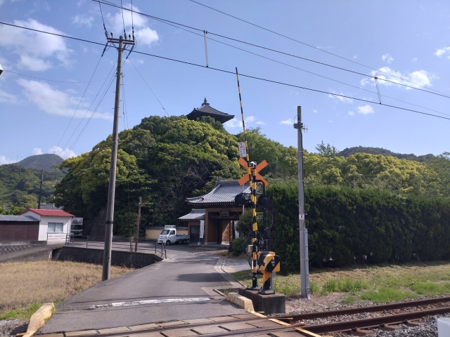 別格第１８番「海岸寺」大師堂へはＪＲ予讃線を渡る