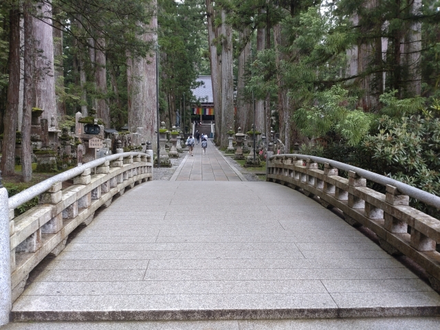 高野山奥の院（いいタイミングで人がいなかった）