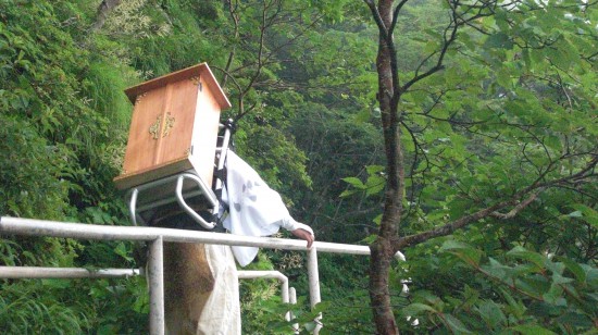 先頭をいく住職と御本尊様（１６Kg^^;)、鍛えてますねw