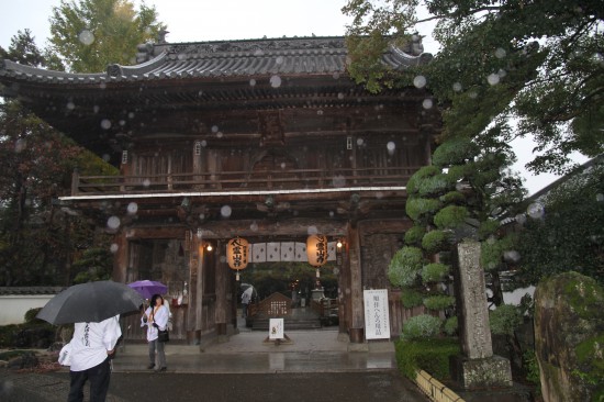 霊山寺を発つ際に門を撮影