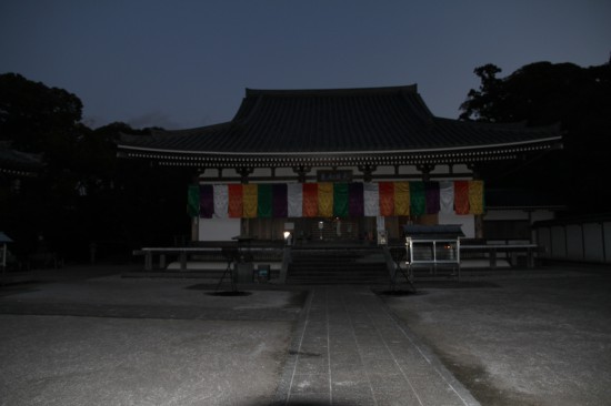 朝一番の大日寺本堂