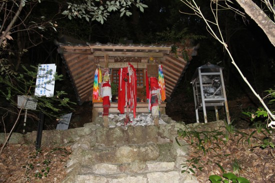 奥の院　爪彫り薬師