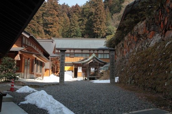 横峰寺の仁王門から石柱を望む