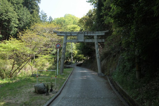 八栗寺の石鳥居　歩きで登らないと見れない鳥居です