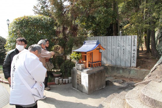 治眼疾目救済地蔵尊　目に病気がある人も、そうでない人も一生懸命に拝んでいました。当然私もですが・・・