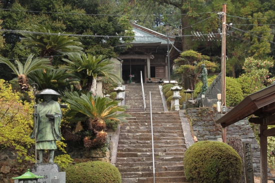 恩山寺階段下よりの本堂