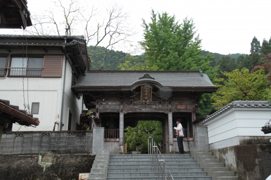 岩本寺　山門　立っている人はタクシー遍路のお先達さんでした。