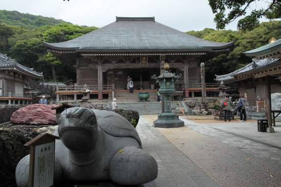 亀と金剛福寺本堂