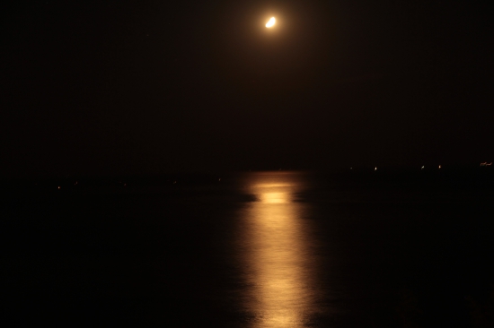 帰りの室津ＰＡからの月　海に反射して綺麗だったので思わずカメラを構えましたが手ぶれのため微妙！