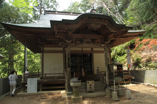 月頂山　慈眼寺　本堂この右側の岩山に穴禅定の入り口があります。