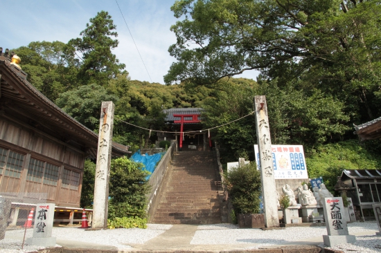 鳥居が奥の院になります。右手に大師堂、左手に本堂があり納経所は本堂の奥にあります。納経所のお婆さん元気かなと思った次第。