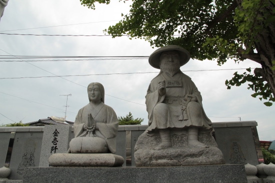 衛門三郎と奥様の像です。