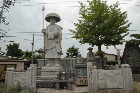 左から弘法大師、衛門三郎の奥様、衛門三郎の石像です。