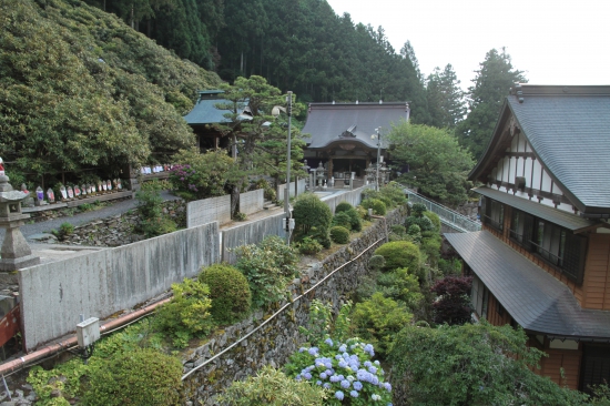 横峰寺　大師堂方向から本堂を望む