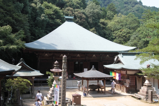 西山興隆寺の大師堂から見た本堂と広庭　右の小さな建物が納経所です。