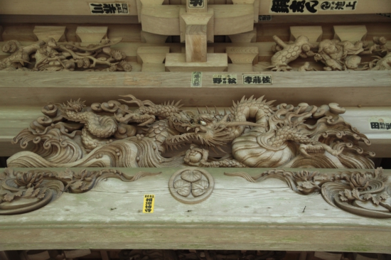 山門上の龍の彫刻