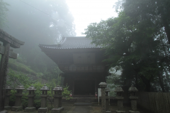 霧の中の鐘楼