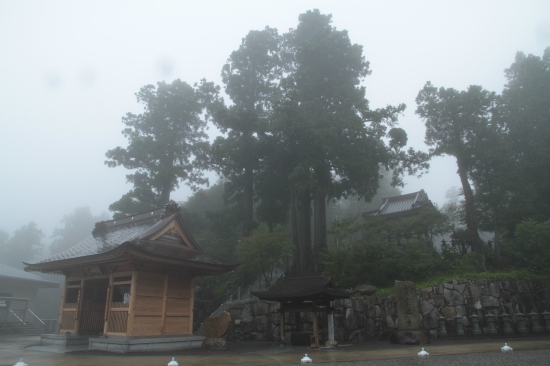 雲辺寺山門と手水場　鐘楼