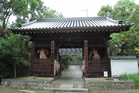 一山二霊場の山門