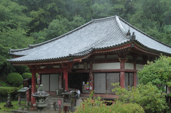 観音寺の本堂　鐘楼から