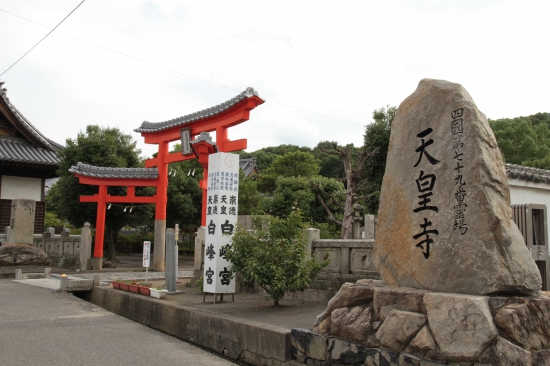 少しアングルを変えてみた　天皇寺山門