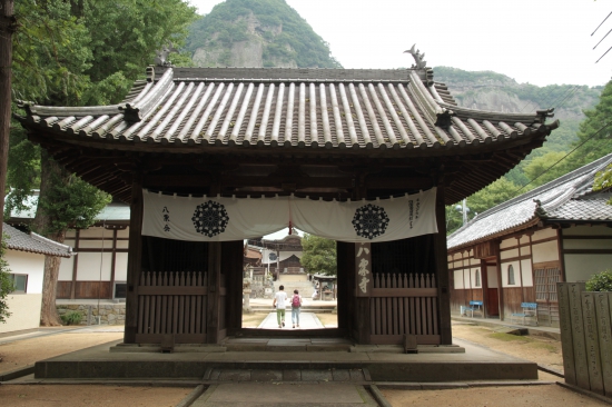 八栗寺の山門　歩いて登ればここに出ます