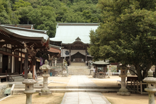 八栗寺山門からの境内　奥が本堂です