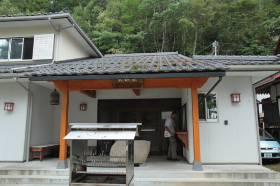 大瀧寺　大師堂と納経所