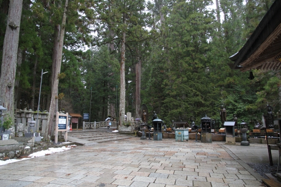 納経所前から御廟を望む　「有り難や高野の山の岩陰に大師はいまだお在しますなる」