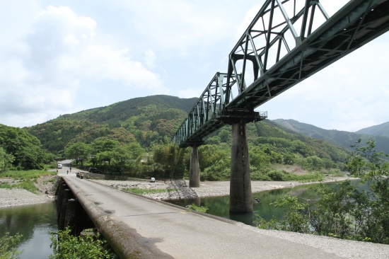三島沈下橋と予土線の鉄橋　