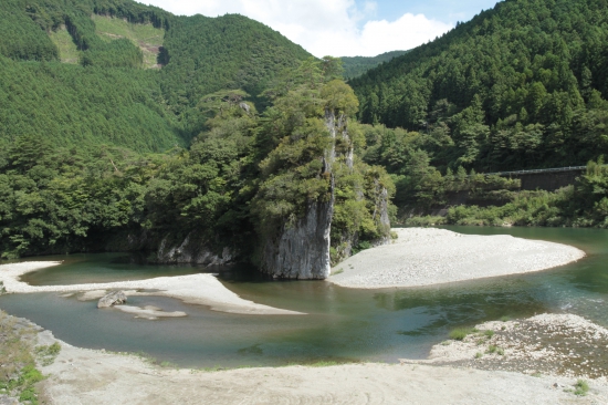 岩屋寺の南にある御三戸岳　久万川と面河川の合流点　ここから流れは仁淀川となります