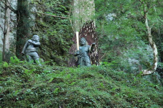 私が岩屋寺で好きなところ　山門正面にある不動明王像