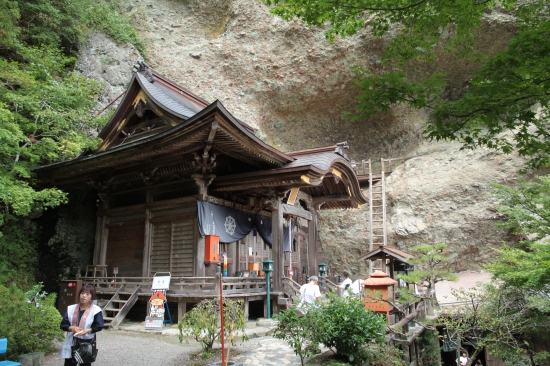 岩屋寺本堂　右にあるハシゴで法華仙人堂に上がります