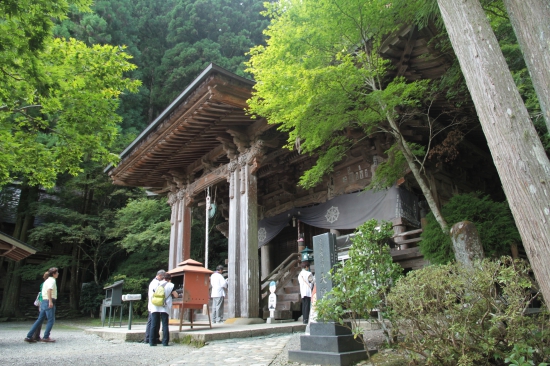 大師堂　ここ岩屋寺の大師堂は本堂よりも大きいです　この左奥からセリ割り禅場入り口があります