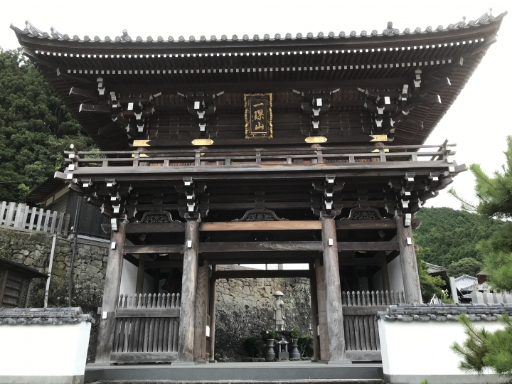 仏木寺さんの仁王門