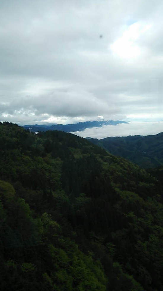石鎚山系の山が続き写真右側は雲海です。