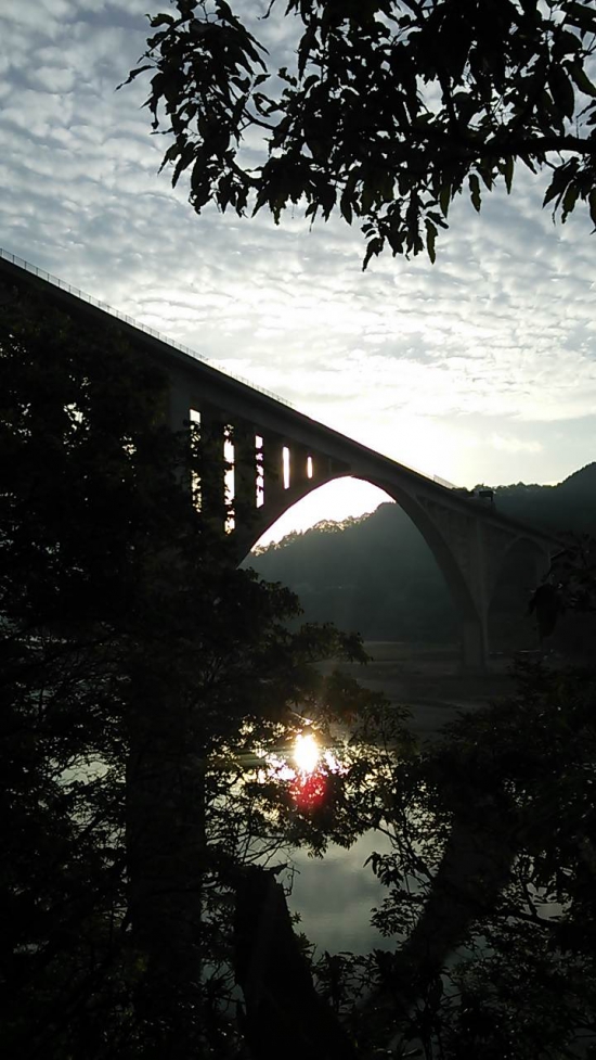 朝、吉野川沿いを歩いていると高速道路の陸橋のところで太陽が登ってきました。