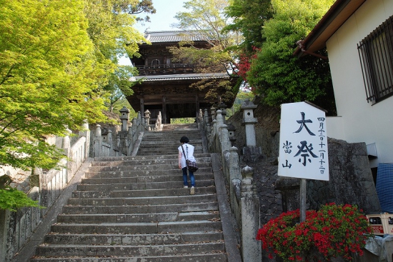 箸蔵寺の仁王門。これより５００段石段があります。