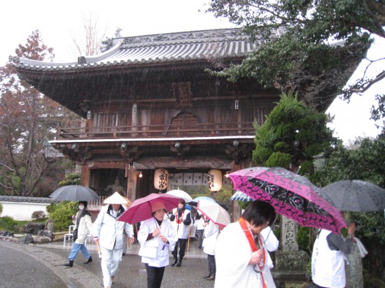 １番札所　霊山寺　雨の仁王門