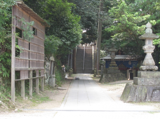 この階段の奥に本堂が…