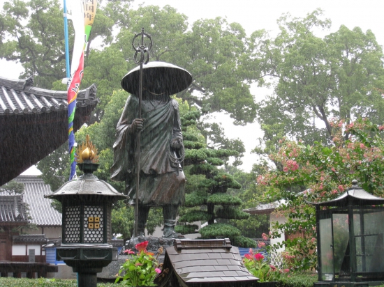 雨の中のお大師様　