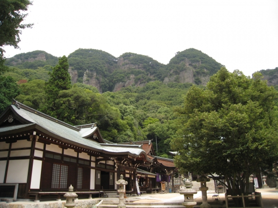 本堂の裏に見える五剣山