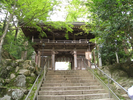 二天門（山門）ここをクグルト本堂が見えてきます