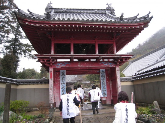 ４番札所　大日寺山門　朱塗りの山門は上部が鐘楼になっている。１階部分が角柱、２階部分が丸柱という変わった作りになっていた。