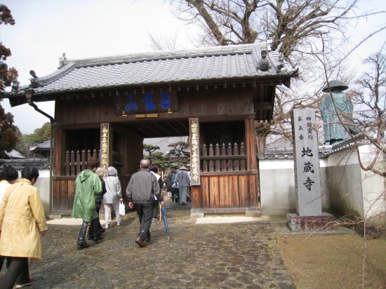 ５番札所　地蔵寺山門　入って左右に本堂と大師堂がありました