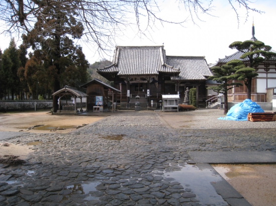 地蔵寺　山門から入って左に本堂　御本尊は「勝軍地蔵菩薩」という