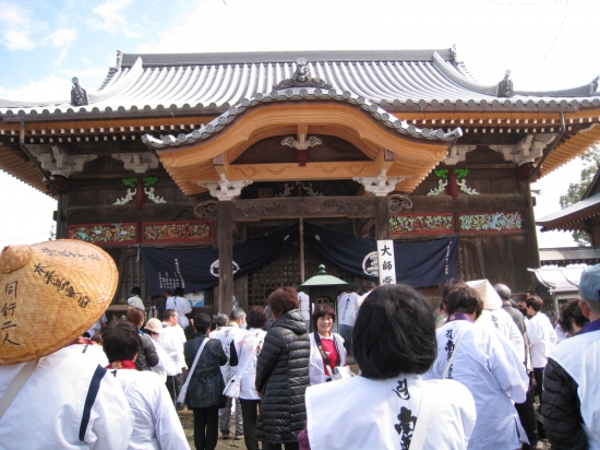 地蔵寺　山門から入って右に大師堂　お堂の彫が鮮やかで綺麗。本堂と大師堂が向かい合っていることを「鬼門」