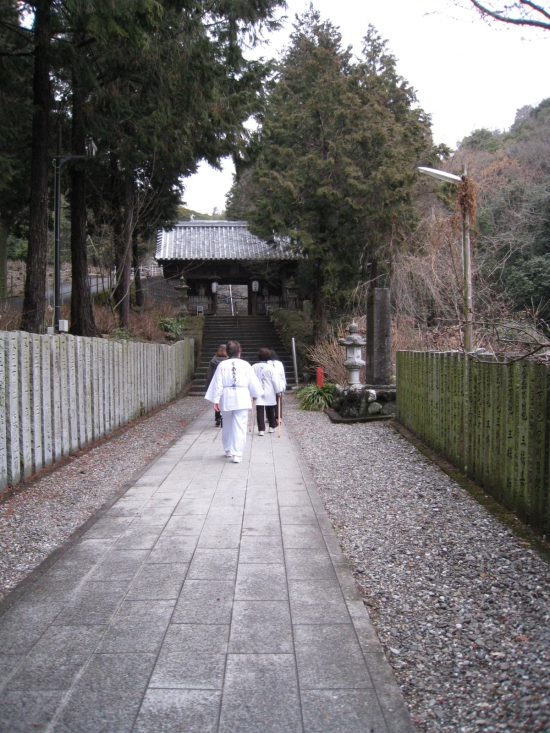 本堂と大師堂まで少しの道と階段を登っていきます